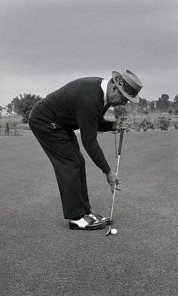 A photo of the great Sam Snead putting in later years.